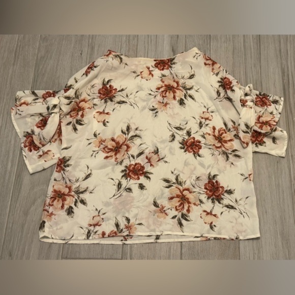 Floral Ruffle Sleeve Top - Picture 2 of 3